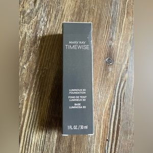 Beige N190 Luminous 3D Foundation Mary Kay BNIB